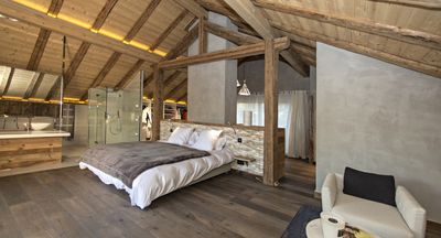 Master suite du Chalet Yeti avec vue sur les montagnes et le centre ville de Megeve