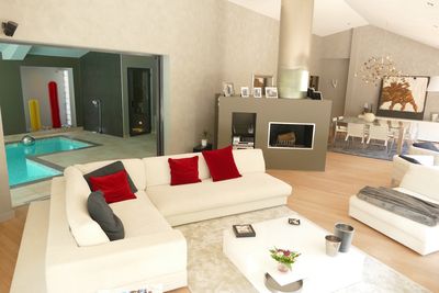 piscine interieure dans le salon villa de luxe