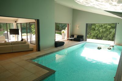 piscine intérieure dans un esprit chaleureux 